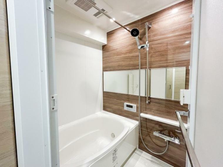 浴室 リノベーション済みの浴室。備え付けのシャワーヘッド大きめです。