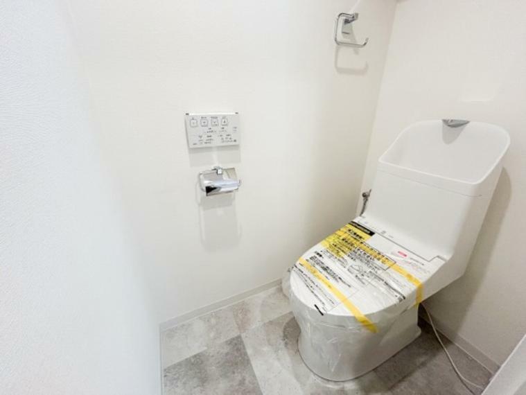 トイレ ウォッシュレット付きのトイレ。白を基調にした落ち着いた空間になってます。