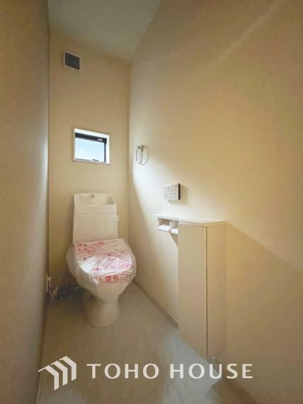 トイレ 「トイレ」水周りはシンプルに清潔感のあるホワイトで統一。換気出来るよう、窓も完備。いつも清潔な空間であって頂けるよう配慮しました。