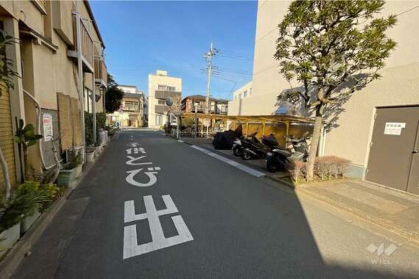 敷地西側の前面道路（南側から）