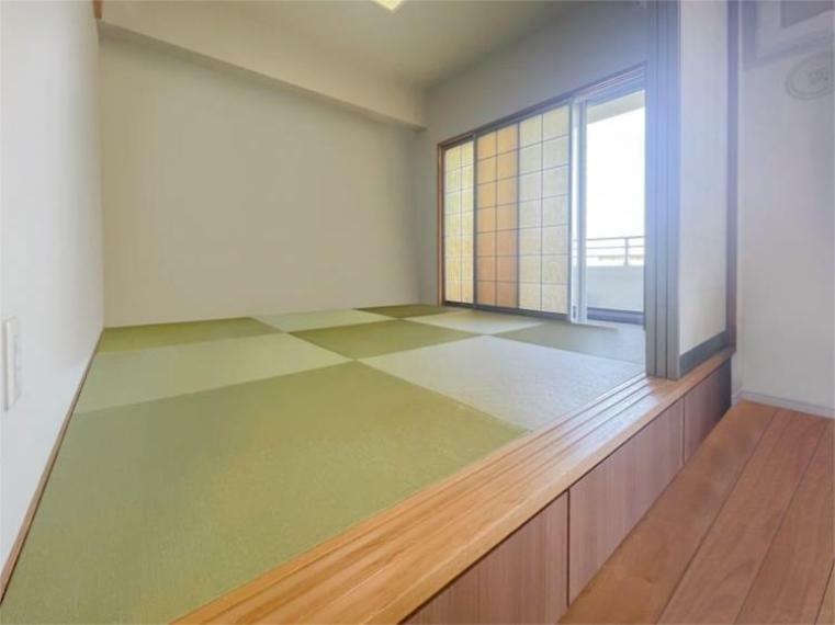 おしゃれな琉球畳の小上がり和室。段差部分には収納付き※家具消し加工済