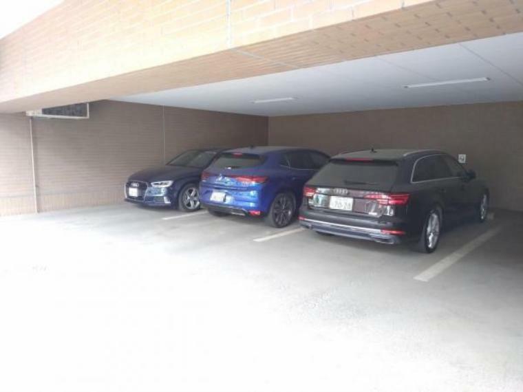 駐車場 ■屋根付き駐車場で大切な愛車を雨から守ります