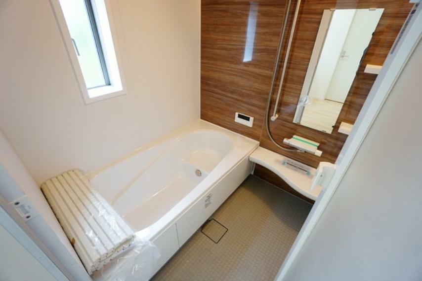 同仕様写真（内観） 同仕様写真。半身浴ができるベンチスペースがあり、節水にも効果を発揮します。1坪サイズなので、ゆったりとご入浴ができます。浴室乾燥機付きです。