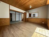 和室とつながっており、和室を開放すると開放的な空間になります。