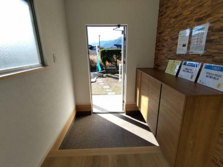 玄関 【リフォーム済】玄関の別角度からの写真です。アクセントクロスやシューズボックスをブラウンで合わせ、一体感のある空間に仕上がりました。