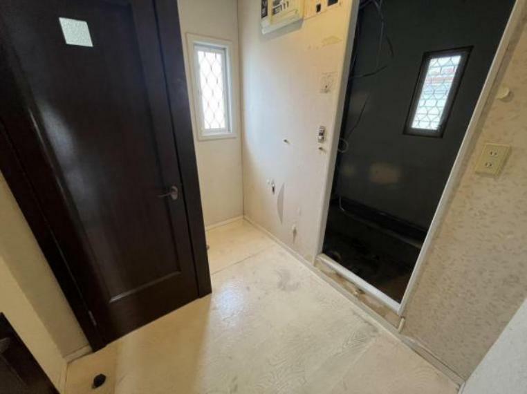 【リフォーム済】洗面脱衣室写真です。クロスは張替え、床は水に強いクッションフロアで仕上げました。