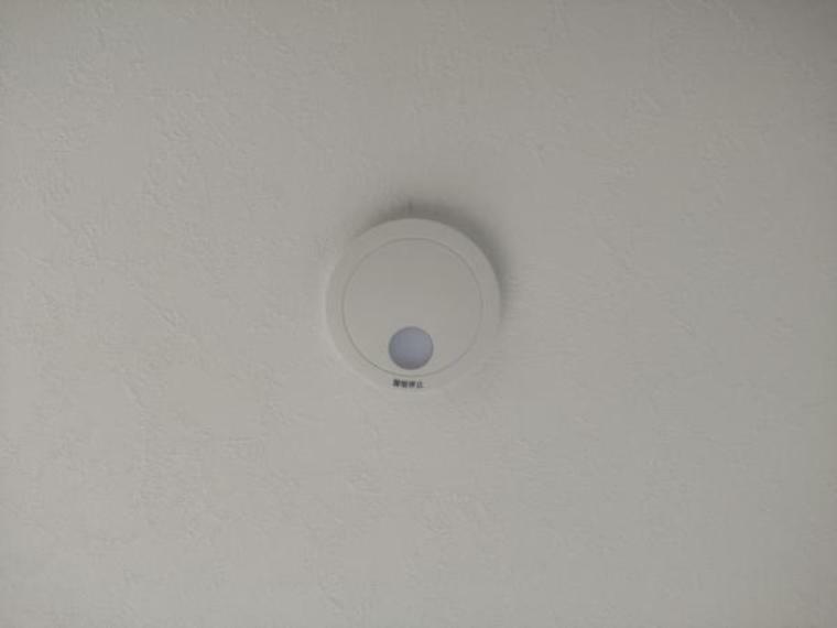 【リフォーム済】全居室に火災警報器を新設しました。キッチンには熱感知式、その他のお部屋や階段には煙感知式のものを設置し、万が一の火災も大事に至らないように備えます。電池寿命約10年です。