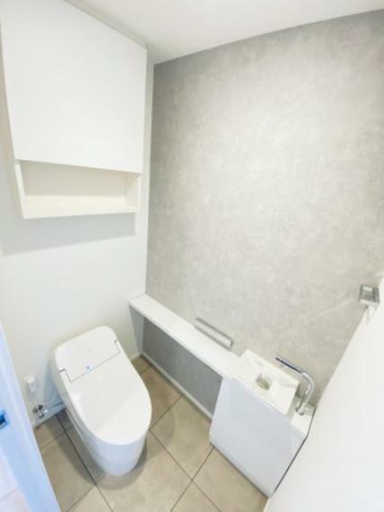 トイレ 【トイレ】 清掃性・節水性・快適性を高次元で併せ持つウォシュレットを採用したトイレ。 ワイドな手洗いボウルのカウンター付き。