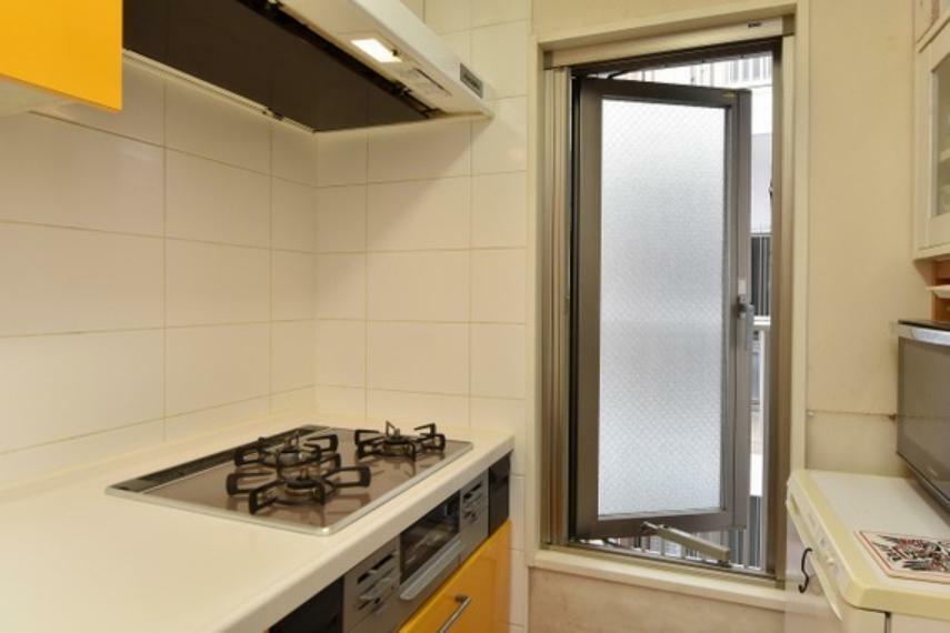 キッチン キッチン部分には開閉可能な窓が付設されており、お料理時の換気などにも活躍してくれます。