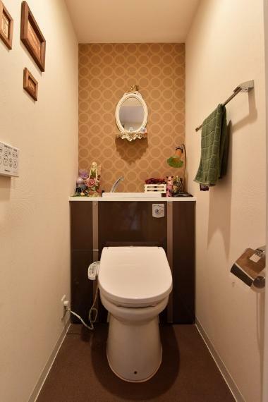 タンクが収納されたスタイリッシュなトイレです。手洗い場もついており、快適にお使い頂ける様に配慮されています。