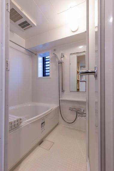 浴室全体の湿気を取り除き、浴室のカビ発生を防いだり、急な洗濯物も翌朝までに乾かせる、浴室乾燥機付き。
