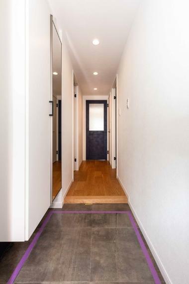 白を基調とした玄関は、さわやかで清潔感があり、収納もたっぷりあるので常にすっきりとキレイに保てます。