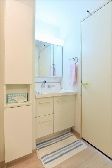 洗面化粧台 洗面台は三面鏡付きで、身だしなみチェックにも便利です。タオル類の保管に便利なリネン庫付きです。