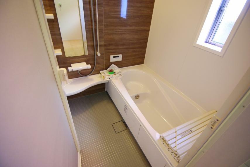 同仕様写真（内観） オートバスシステム・浴室暖房換気乾燥機を搭載した1坪タイプの浴室（5号棟同仕様）