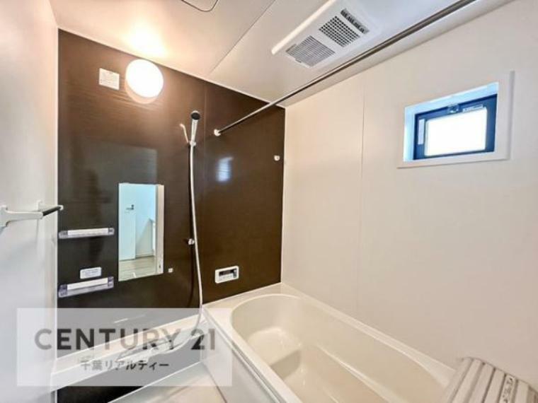 浴室 白を基調とした清潔感のあるバスルームです！曲線が柔らかく快適なバスタイムが送れます！浴室乾燥機付きで換気もスムーズ！