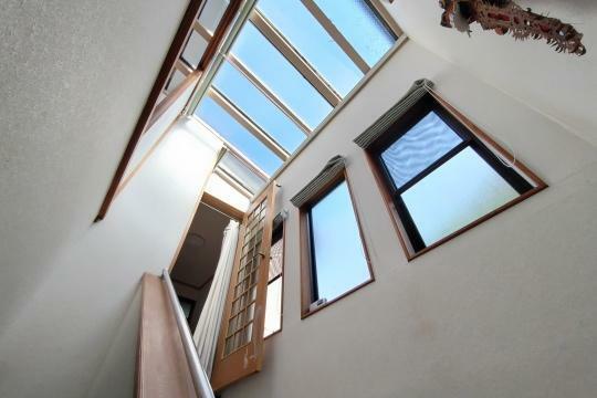 1階から2階へ上がる階段の上部は天窓になっており光をたっぷり取り入れます