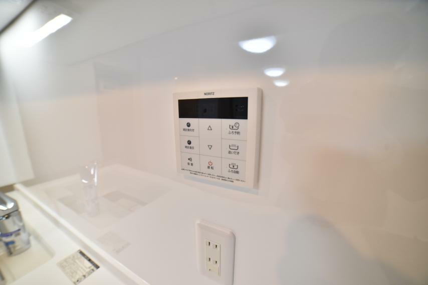 発電・温水設備 キッチンでお料理をしながらボタン一つでお風呂の準備ができます。コンセントも付いていて便利です！