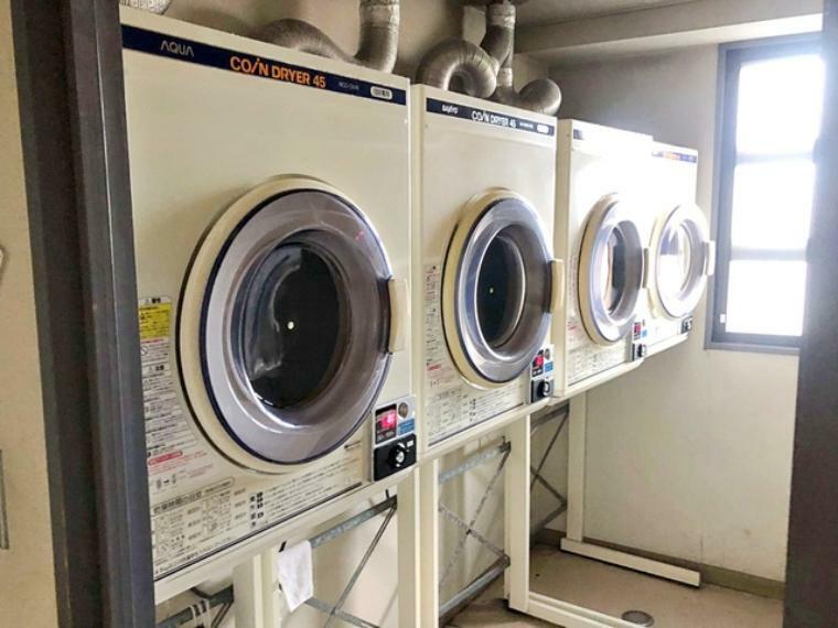 洗濯は共有部分のランドリースペースを使用。 洗濯200円/乾燥30分100円