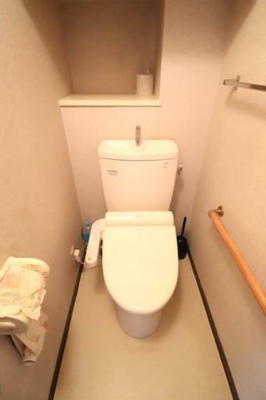 トイレには手すりが設置され、安全面に配慮されています！