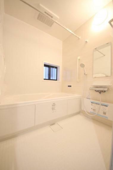 浴室 ■くつろぎの1坪浴室、浴室換気暖房乾燥機＆追い焚き機能付き