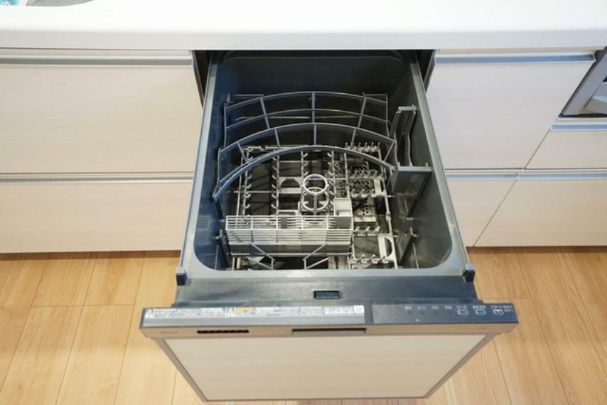 キッチン 食事の後の手間を解消する食器洗い乾燥機付。冬場の洗い物で手荒れの悩みもなくなります。