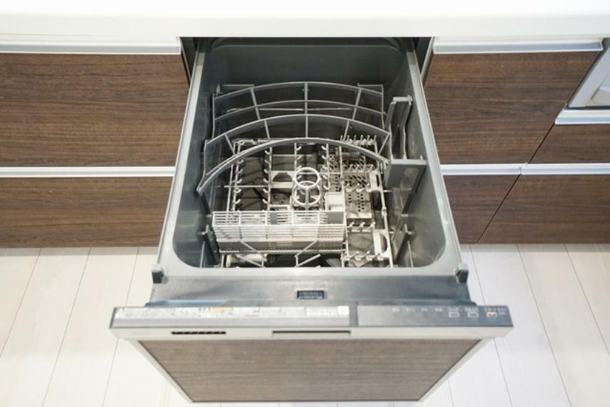 キッチン 食事の後の手間を解消する食器洗い乾燥機付。冬場の洗い物で手荒れの悩みもなくなります。