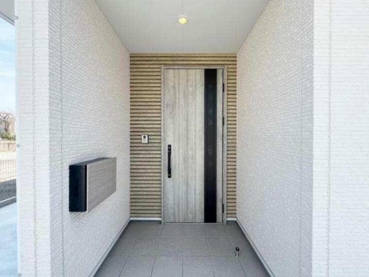 玄関 スマート玄関ドアで開け閉めも快適。壁付けポストでスタイリッシュな玄関です。