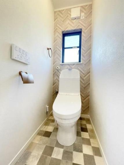 トイレ （トイレ）可愛らしい、床のアクセントクロスを採用！温水洗浄便座で汚れが付きにくく、お掃除らくちん！