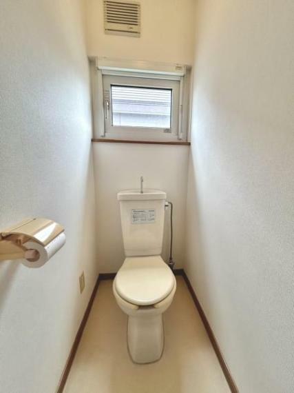 トイレ 【期間限定現況販売＿2階トイレ】2階にもトイレがあるので階段を降りなくても良いのがうれしいポイントですね。