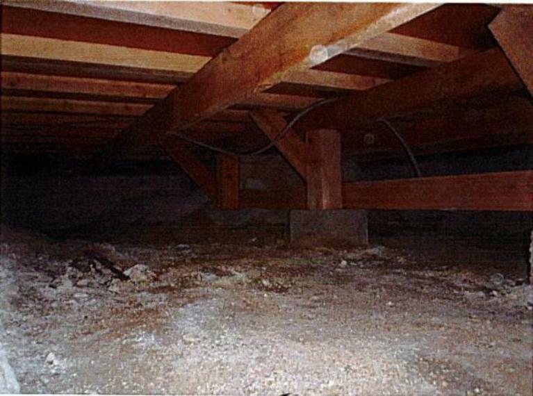 構造・工法・仕様 中古住宅の3大リスクである、雨漏り、主要構造部分の欠陥や腐食、給排水管の漏水や故障を2年間保証します。その前提で床下まで確認の上でシロアリの被害調査と防除工事も行います。