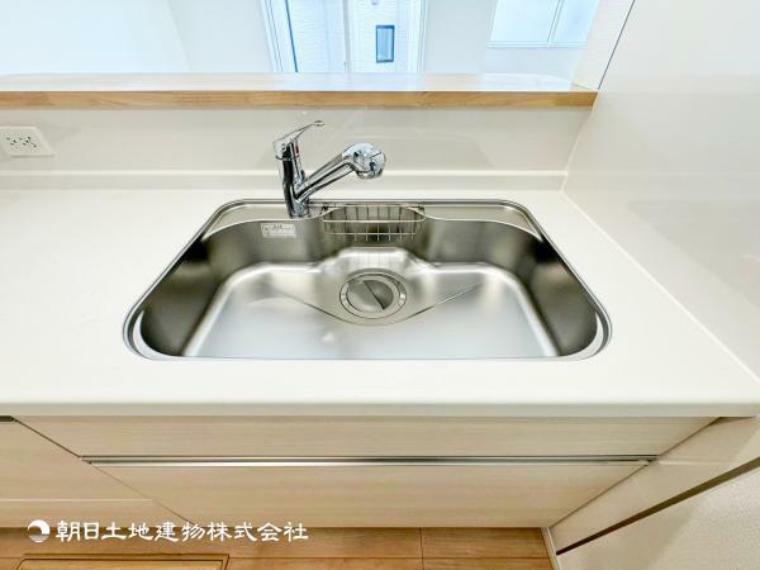 【キッチンシンク】浄水器一体型の水栓は機能的で使い易いシャワーヘッドタイプです。お手入れのしやすい綺麗なシンクです。