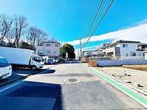 前面道路は8mあり、開放感がございます。