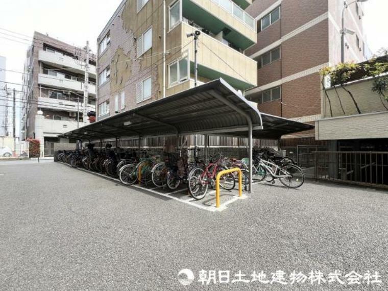 駐輪場は屋根付きなので雨から自転車を守ります！
