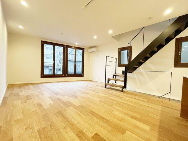 1階:床暖房完備のLDK19.03帖ストリップ階段で空間が広く感じます