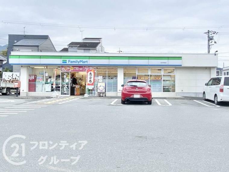 コンビニ ファミリーマート桜井安倍木店 徒歩6分。