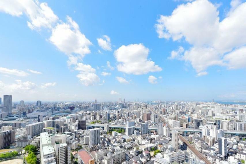 35階の南東角住戸ですので、眺望良好です。バルコニーからは大阪湾まで見渡せる爽快な眺望が広がります。季節や時間と共に変化していく空を眺めながら伸びをしたくなるような空間です。