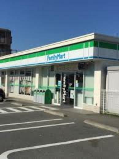 コンビニ 【コンビニエンスストア】ファミリーマート 辻堂新町三丁目店まで492m