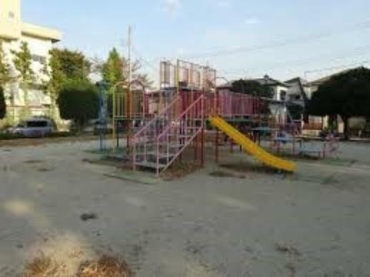 公園 柳崎公園（川口市柳崎4丁目、「東浦和」駅から徒歩約15分の場所にあります。広々とした公園内にはいくつかの遊具があり、付近には柳崎小学校があります。）
