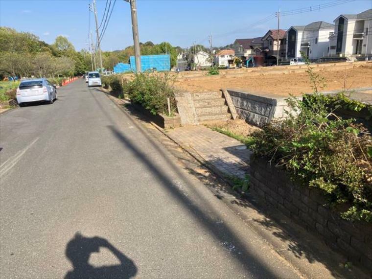 現況写真 住宅用の土地では前面道路に2m以上接していなければならないと法律で定められています。しかし、お持ちの車のサイズやライフスタイルなどにより、2mでは利便が悪い場合もございますので、事前に確認しましょう。