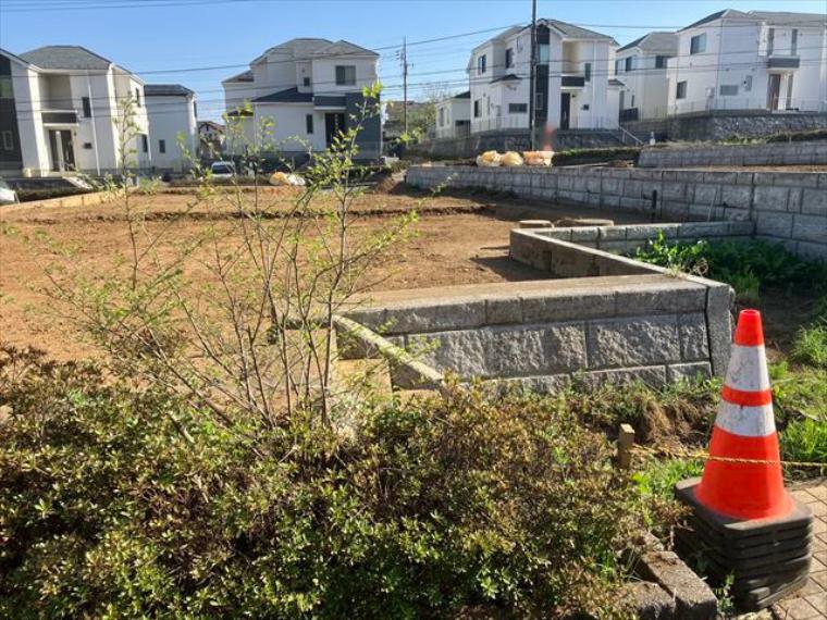 玄関 玄関は、狭すぎると複数人で使いにくく、広すぎても無駄な空間になりがちです。最低2畳を目安にして、家の広さとの兼ね合いや家族の人数を考慮して決めるとよいでしょう。現地を見学して快適な玄関を選びましょう！