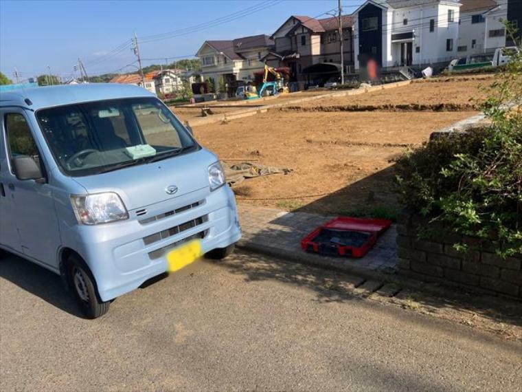 現況外観写真 現在は更地となっています。現地をご見学に行く際は、道路の幅や周辺の交通量、施設などをご確認頂くことをおすすめします！ある程度イメージをつけたいという場合は、同売主の施工事例や完成パースもお見せします。