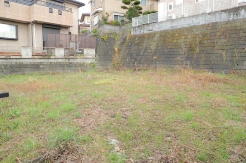 現況写真 土地購入を検討されている場合、境界杭がない状態で購入してしまうと境界確定測量をする必要があり、費用がかかります。購入の前に、売主、隣土地所有者立ち合いのもと境界を確定し境界杭を設置するのがベストです。