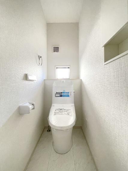 トイレ 明るく清潔感のあるトイレです。 壁面を利用した収納で、お掃除道具もスッキリ片付きます。