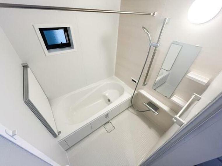 浴室 浴室は快適なだけではなく、清潔さを保ち易い工夫も必要ではないでしょうか。汚れをはじく有機ガラス系の新素材を採用し、ワンタッチでゴミを捨てられる機能も付いた最新のバスユニットを導入致しました。
