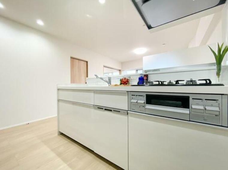 キッチン 最新の調理機器と広い作業スペース、機能的なキッチンが魅力です。