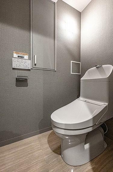 トイレ 温水洗浄便座を設置。壁に収納も備え付けてあるので掃除用具や衛生用品などを床に置かずに収納できます。