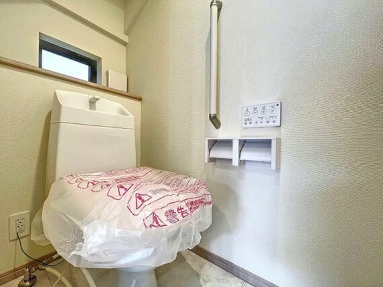 トイレ 多機能トイレ、壁付けのパネルになりますので、操作もとってもしやすいです。（施工例）