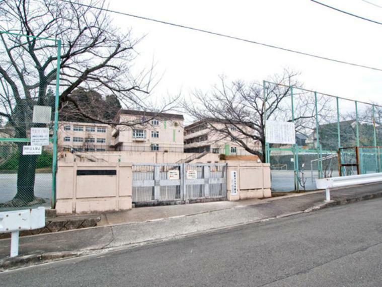 小学校 町田市立三輪小学校　距離約600m