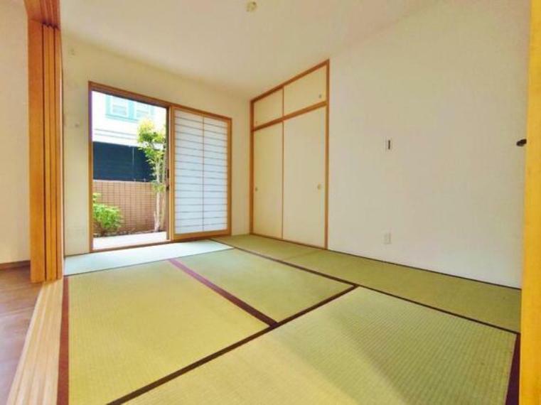 障子・襖・畳など日本独特の文化が詰まった空間である和室。和室には、客間や子供の遊び場等々幅広い使い方ができ、井草の匂いはリラックス効果をもたらし、その上調湿効果がある。などのメリットが沢山あります。