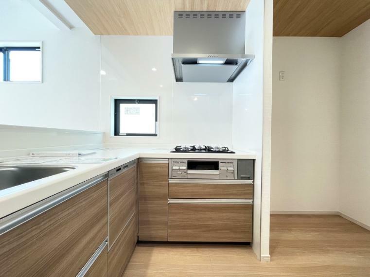 キッチン L型キッチンは動きやすく作業スペースを広く取れ機能的！